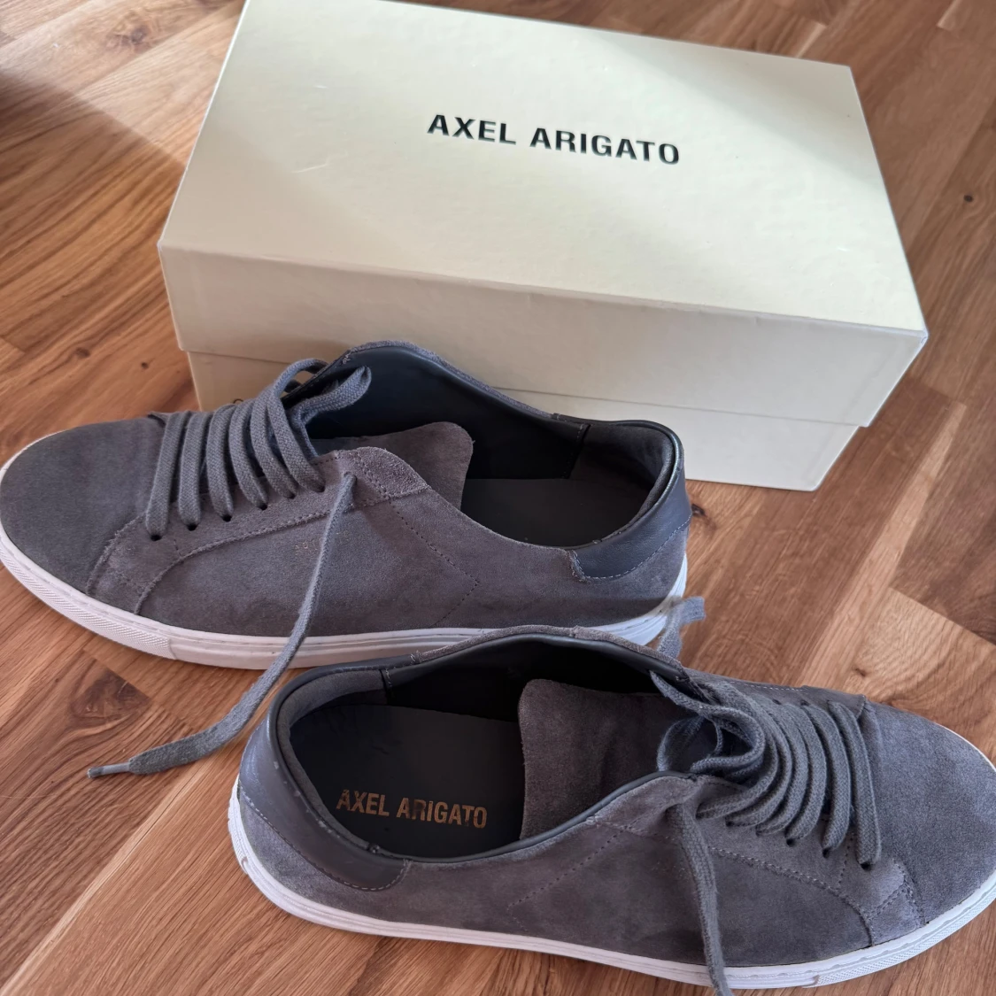 Grå sneakers från Axel Arigato - 1