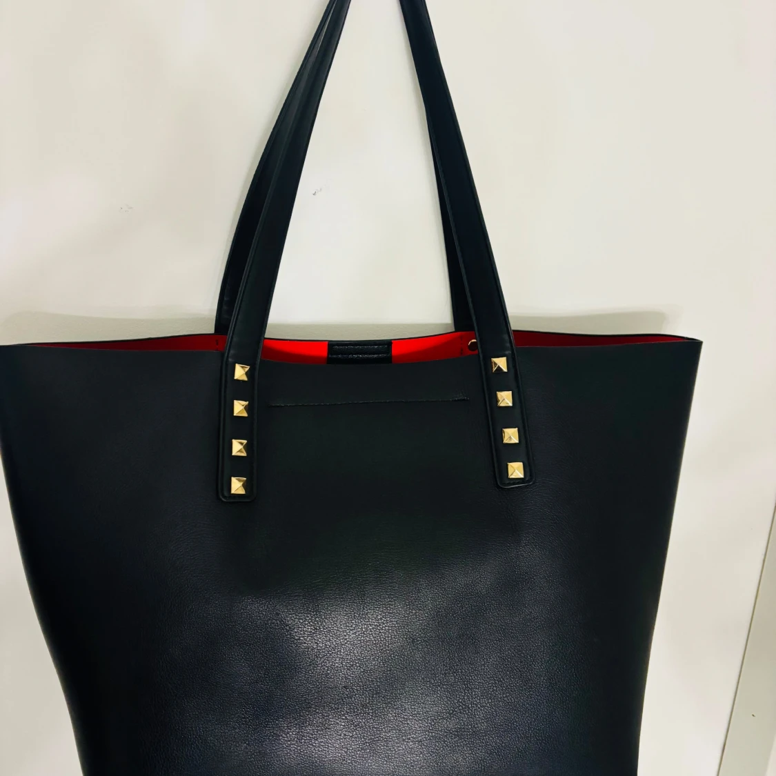 Svart shoppingväska med nitar från Even&Odd