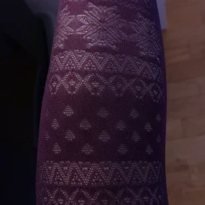 Lila mönstrade strumpbyxor strl XS - Visste inte det när jag köpte dem men de måste vara barnstorlek, så de passar dig som är kort, benlängden är 65cm. Jag är 165cm och de är alldeles för korta för mig.