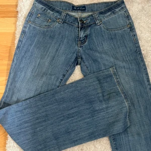 Blåa flared  jeans  från MHO Jeans 💗 -  Perfekta till vardags och enkla att matcha med olika toppar. 💗 Mått: midja 40cm, höfterna 49cm, ben längd 106cm, innerbenslängd 82cm, bredd längst ner 24cm 