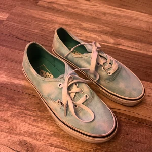 Turkosa Vans sneakers - Säljer ett par turkosa Vans sneakers med turkos sula och vita skosnören. Klassisk låg modell med rund tå och platt sula. Perfekta för dig som gillar en avslappnad och stilren look.