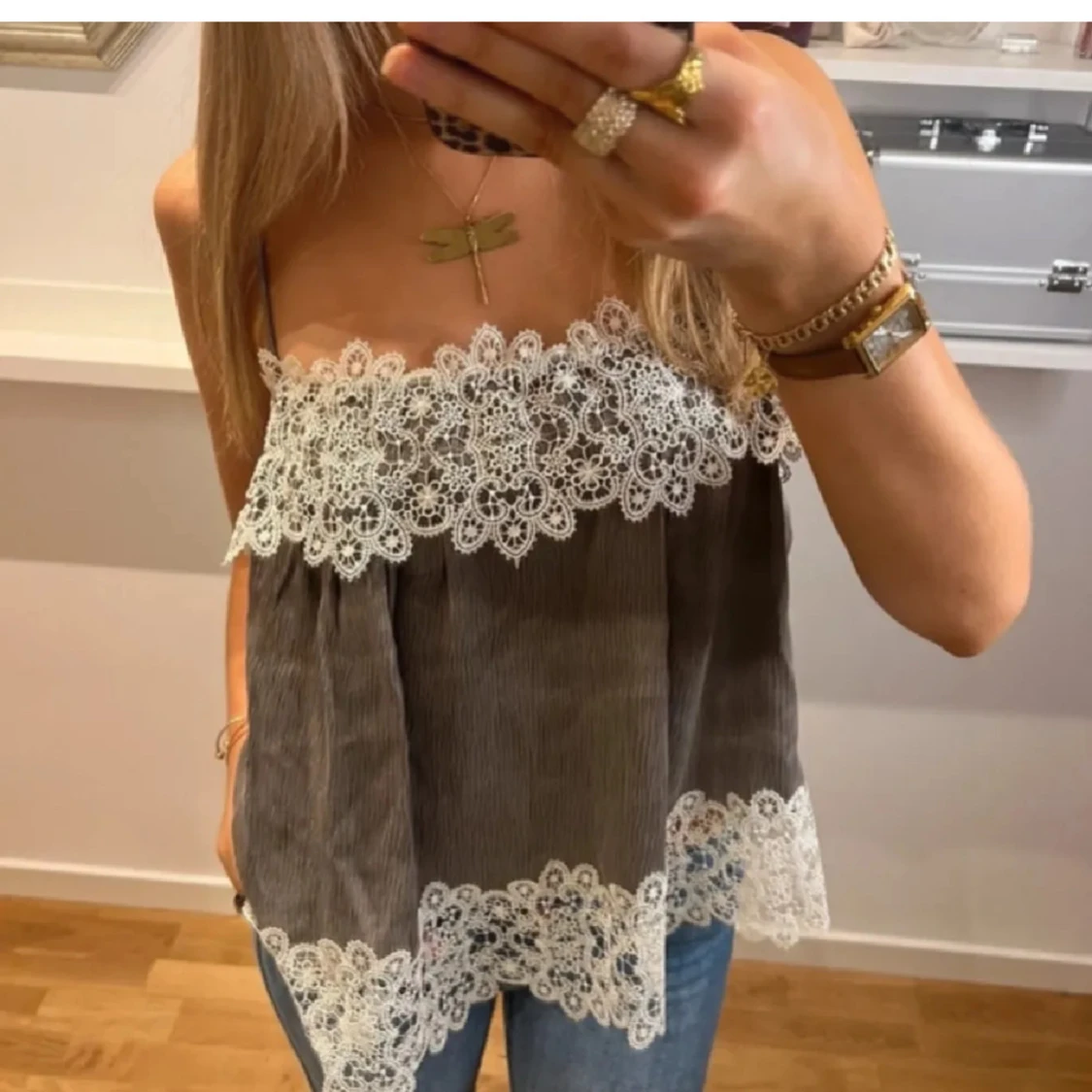 Olivgrön  linnetopp med spetsdetaljer - 1