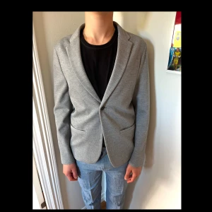 Grå stilren kavaj - Grå stilren kavaj i nyskick!!😊Köpt på Zara i storlek 152 (11-12år) endast använd 1-2 gånger.