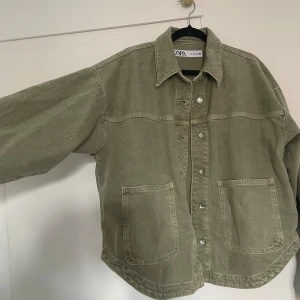 Olivgrön overshirt från Zara - grön jeansjacka från zara, strl s🤍