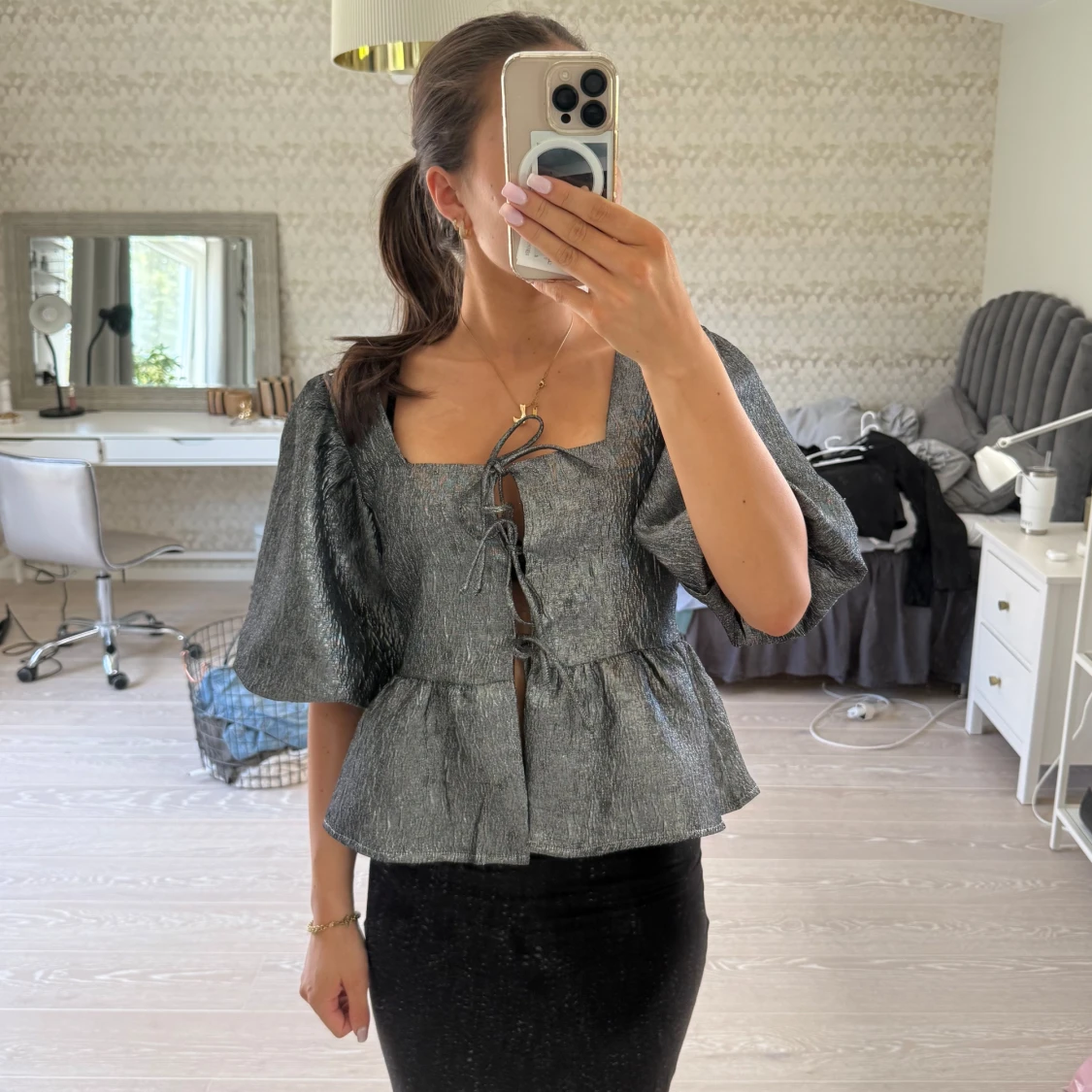 Glittrig silverfärgad blus med puffärmar