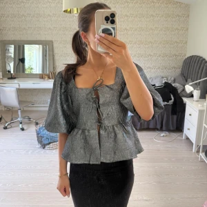 Glittrig silverfärgad blus med puffärmar - Säljer denna super snygga blus som är i nyskick och endast använd en gång☺️☺️☺️