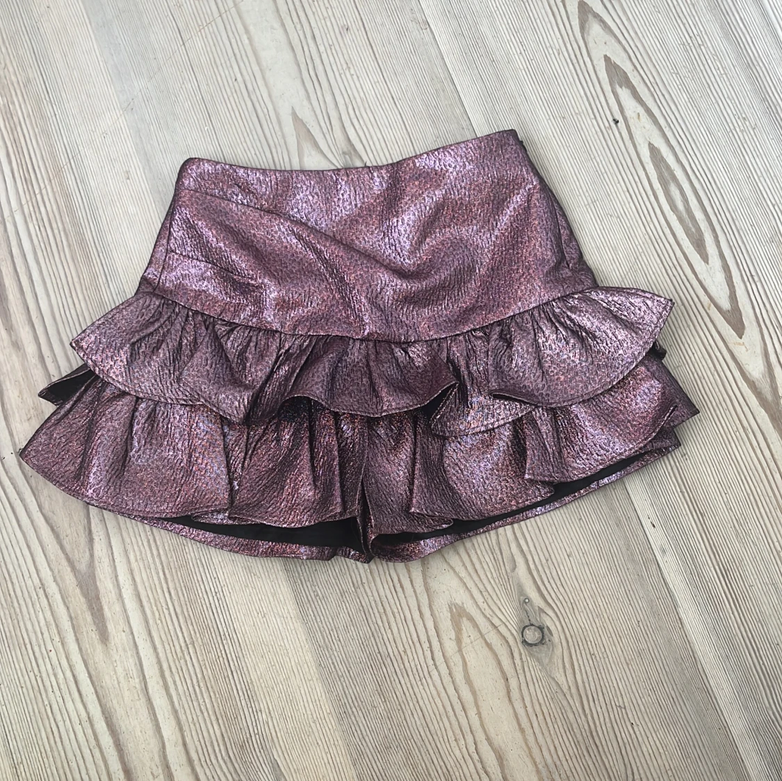 Glittrig volangkjol från Zara