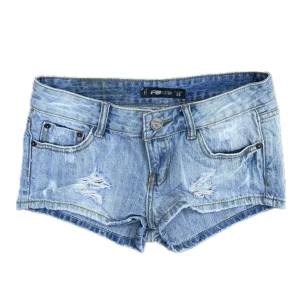 Ljusblå jeansshorts med slitningar - Säljer ett par ljusblå jeansshorts med slitna detaljer och klassisk femficksdesign. Shortsen har låg midja och kort passform. Lös tråd som går att klippas bort, sista bilden. 💓🌸