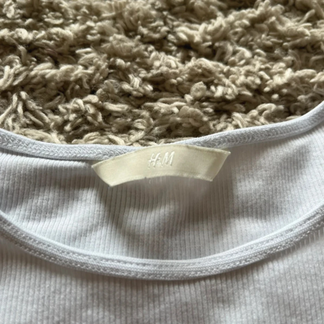 Vit ribbad t shirt från H&M - 2