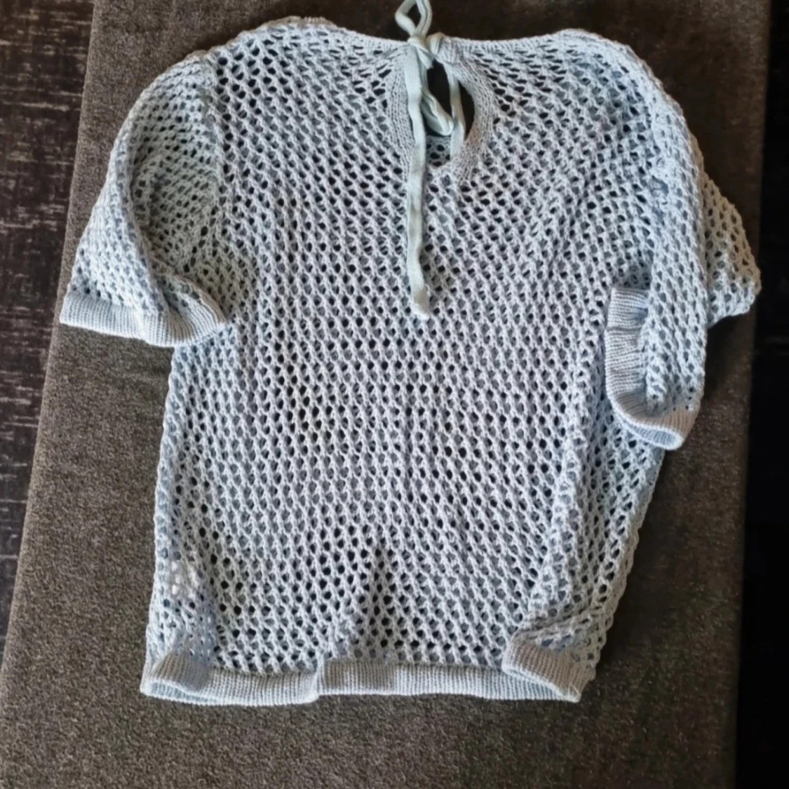 Ljusblå stickad nättröja med knyt i nacken - 1