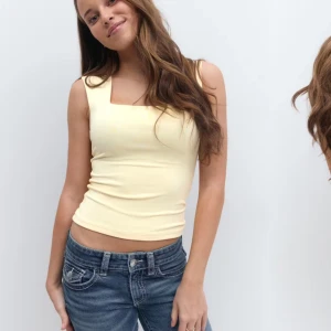 Gul topp - Snygg ljusgul topp från Gina! Aldrig använd endast tagit av lappen!!💕💕 slutsåld på nätet! Där av samma pris som ja köpte och eftersom den inte finns längre,