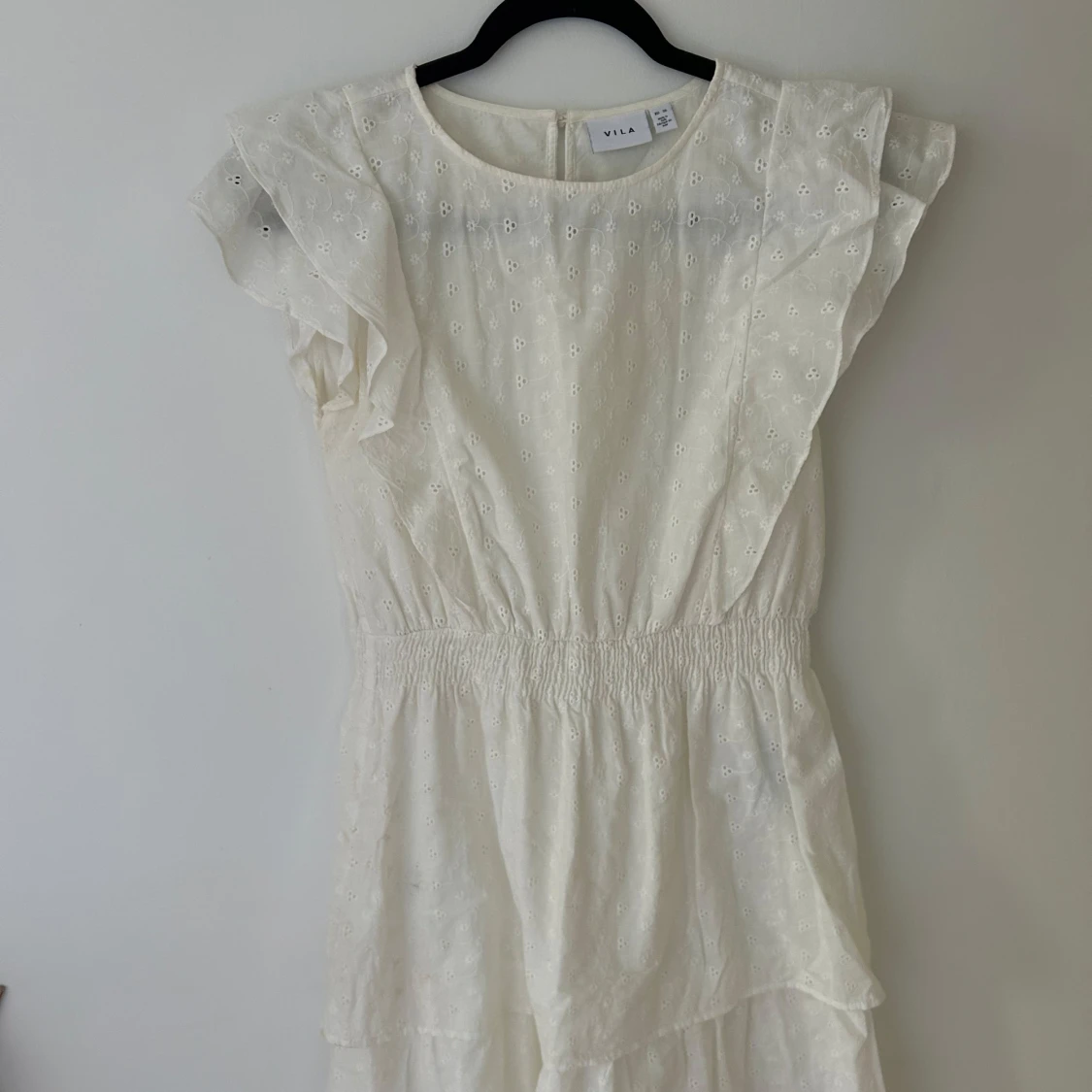 Vit kortklänning med broderade blommor från VILA