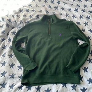 Ralph lauren halv zip - Grön half zip från ralph lauren med lila häst på bröstet. 100%bomull riktigt skön och passar till de flesta outfits. 
