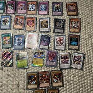 En Stor samling av exklusiva yu-gi-oh/Pokemon kort - En Samling med en massa yu-gi-oh ”1st edition” Och några Pokémon kort. Ord pris ca 5400. 