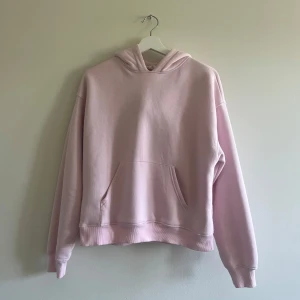 Rosa Hoodie  - Säljer en rosa hoodie från Gina Tricot som knappt är använd. Har 2 små prickar på ena armen men kan gå bort i tvätt 💕