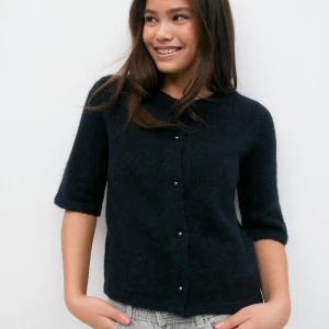 Mörkblå kofta från gina - Säljer min kofta för att jag aldirg användt, prislappen är kvar och sånt, om du vill ha flera bilder så kontakta! Pris kan diskuteras. Storlek 158/164 men passar för 170