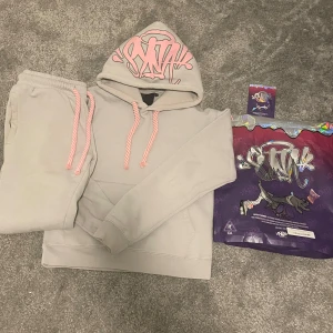 Syna world - En grå tracksuit från Syna world, väldigt fin. Storlek S. 