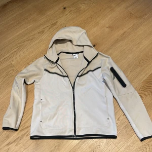 Beige tech fleece från Nike - Nike tech fleece, bra använd.