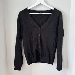 Grå kofta - Grå kofta från isolde. M men passar även S