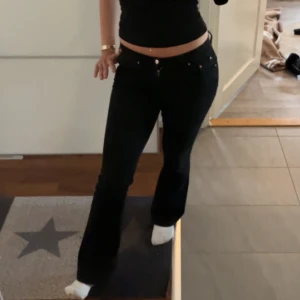Gina low bootcut jeans - Jätte snygga populära lågmidjade bootcut jeans från Gina tricot!! 