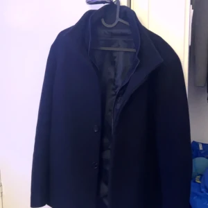 Svart rock från Matinique - Säljer en stilren svart rock från Matinique i storlek M. Jackan har klassisk krage, knäppning med både dragkedja och knappar samt slät yta. Perfekt för dig som vill ha en tidlös och elegant look.