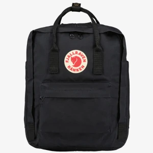 Svart ryggsäck från Fjällräven Kånken - Klassisk svart ryggsäck från Fjällräven Kånken med ikonisk rund logotyp framtill. Väskan har ett stort huvudfack, en dragkedjeförsedd ytterficka och två sidofickor. Praktiska handtag upptill och justerbara axelremmar. 