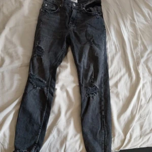 Svarta Skinny Jeans - Säljer mina svarta skinny jeans som är använda nån enstaka gång. 
