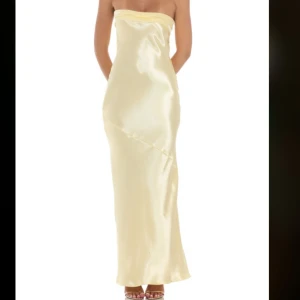 Ljusgul balklänning  - Super fin ljusgul bandeau klänning i satin. Storlek xs. Endast testad med lappar kvar. Sista bilden är min🩷