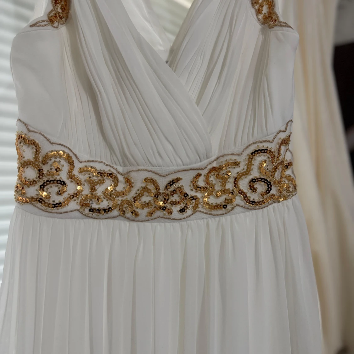 Vit långklänning med guldpaljetter - 1