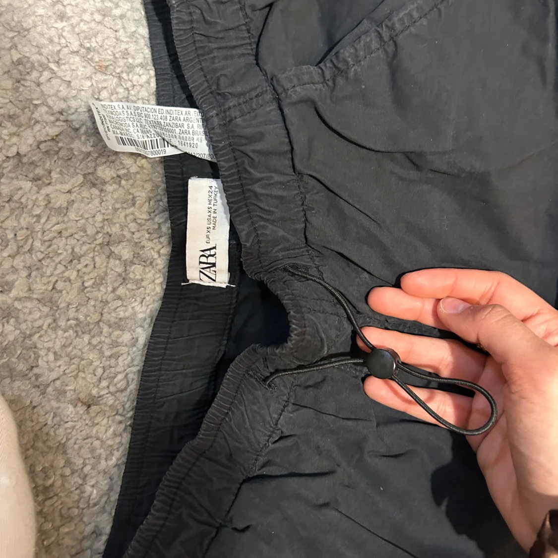 Svarta byxor med snörning från Zara - 2