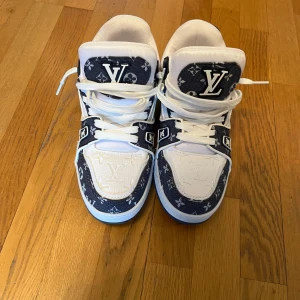Louis Vuitton Sneakers - Lv sneakers i storlek 42, nya utan tillbehör