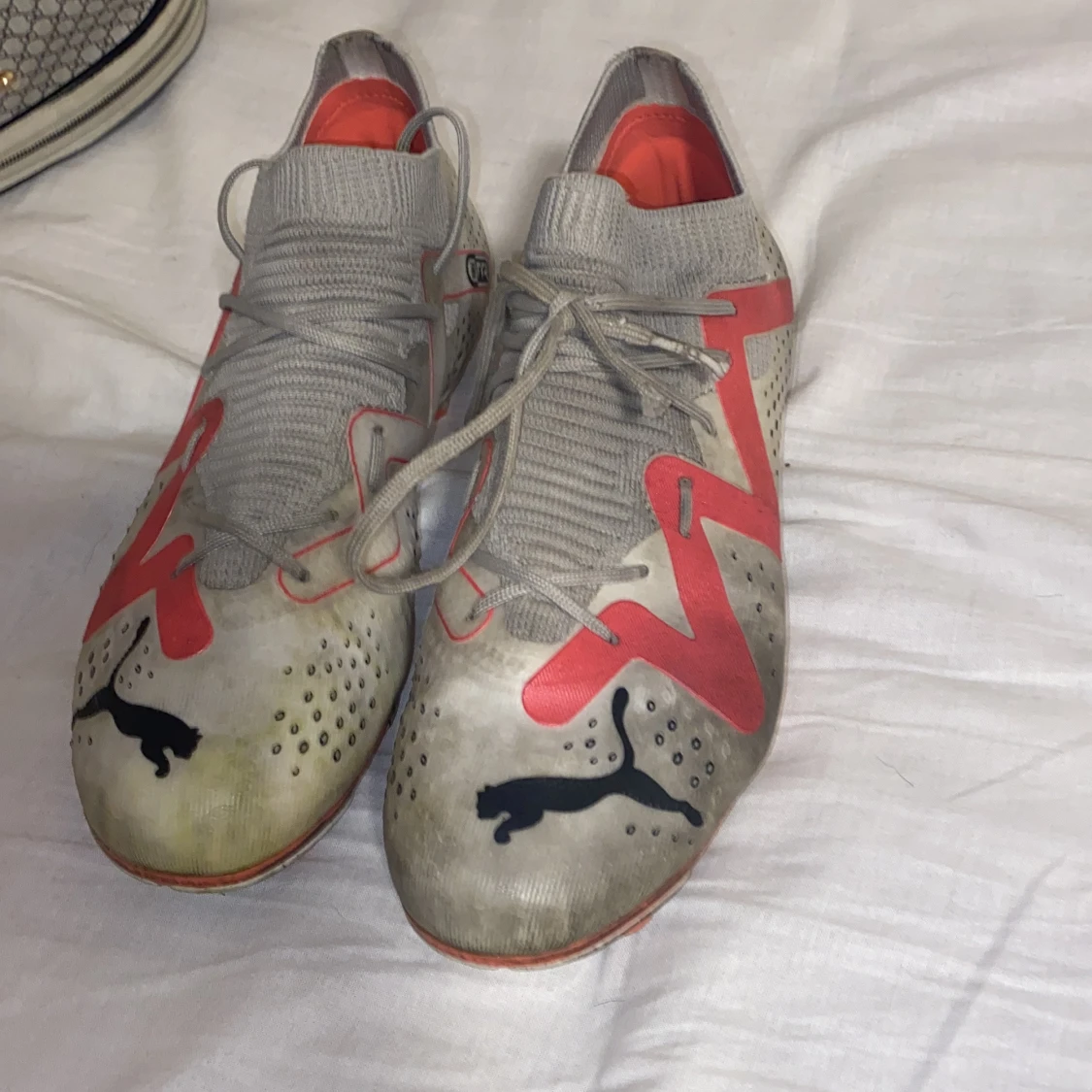 Gråa fotbollsskor från Puma med röd detalj - 1