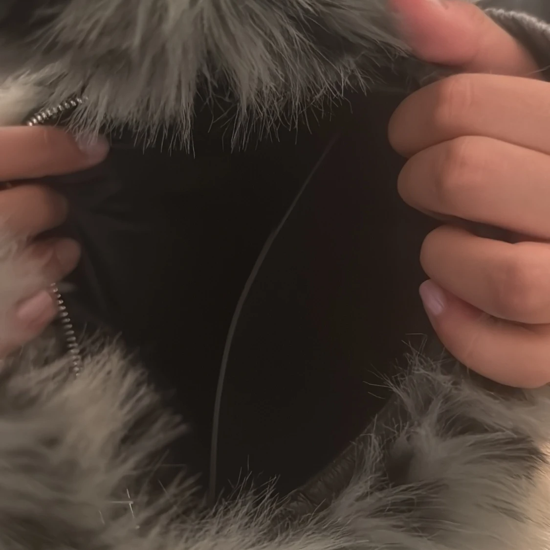 Grå fluffig axelväska med pälsimitation - 2