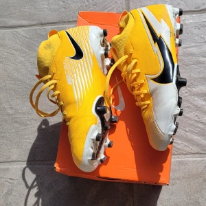 Nike fotbollsskor 38 gräs/konstgräs  - Säljer fina Nike Mercurial för gräs och konstgräs i storlek 38. Tight stabil o bekväm passform med strumpan. Mycket fint skick, använda 1/2 säsong. Originalkartong finns.