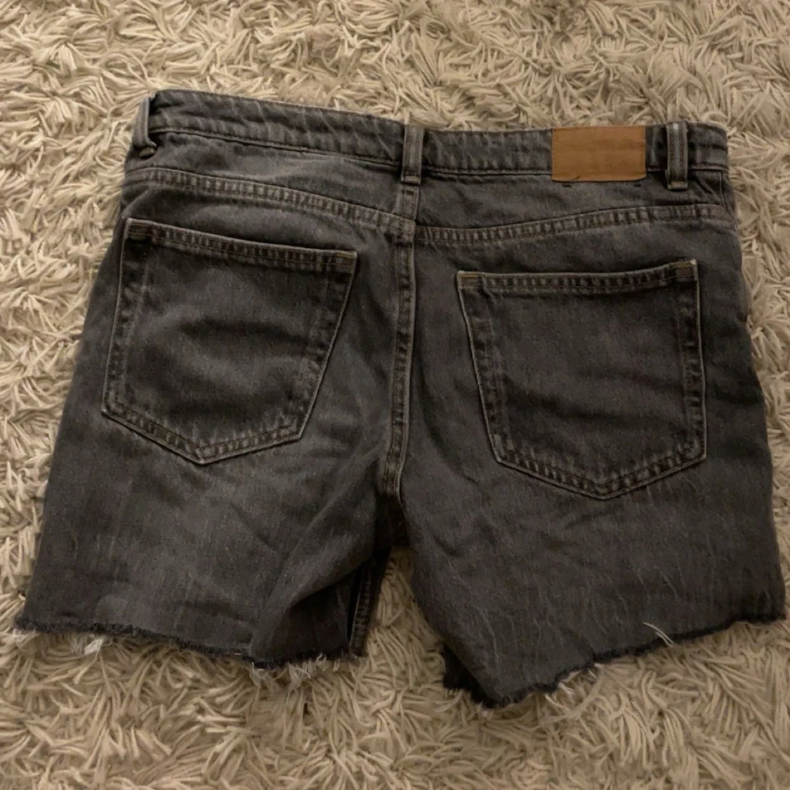 Grå jeansshorts med råa kanter - 3