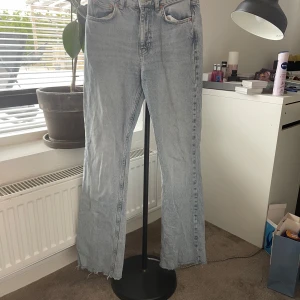 Ljusblå raka jeans från Levis - Ljusblå jeans med rak passform. Byxorna har hög midja och råa, fransiga benslut för en avslappnad look. Perfekta till vardags med en t-shirt eller hoodie.