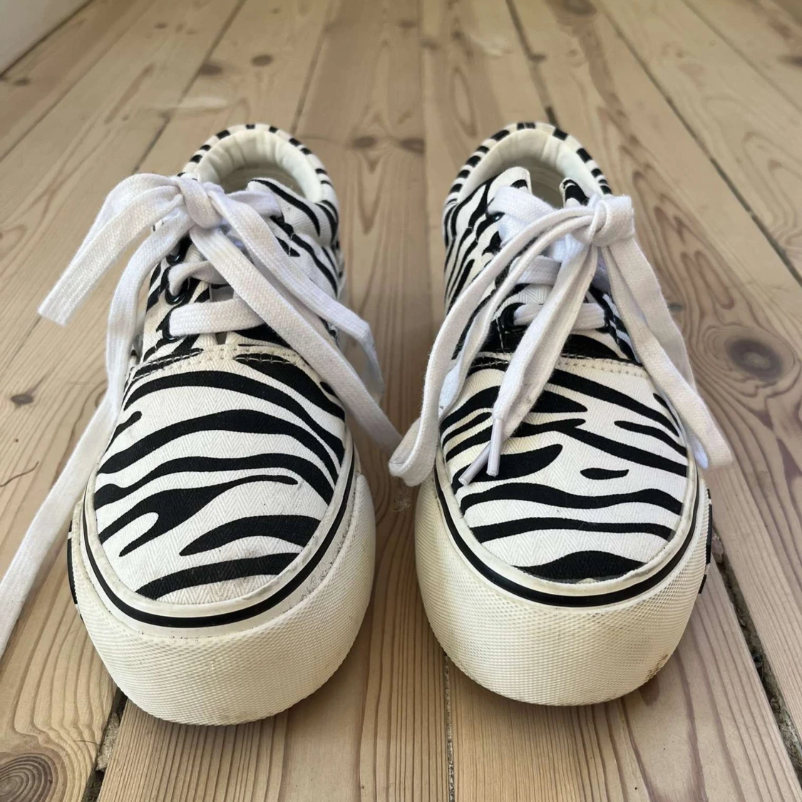 Zebramönstrade sneakers från D.Franklin - 1