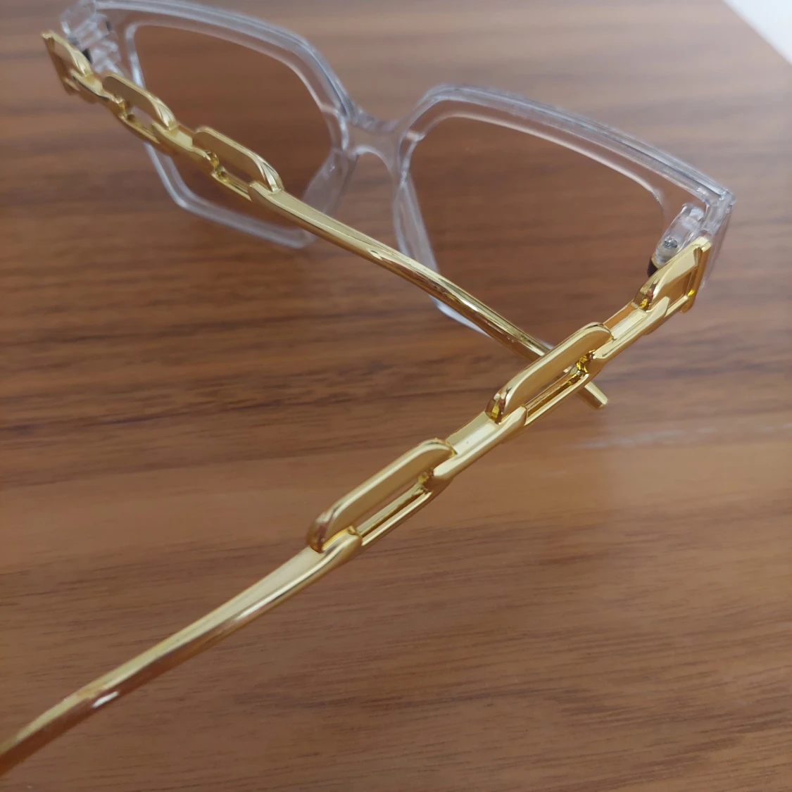 Transparenta fyrkantiga solglasögon med gulddetaljer - 2