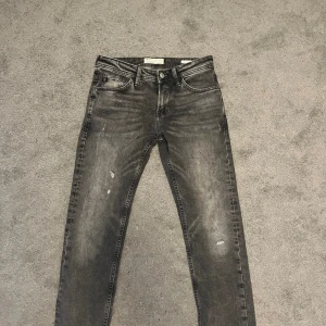 Jeans denims - Säljer ett par nys denim jeans som är i slimfit. Väldigt snygga och trendiga.  W28 men passar även 29. 