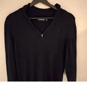 Marinblå half-zip från J.Lindberg - Tjena, säljer nu denna tvärfeta half-zip tröjan från J.Lindberg❗️Tröjan är i perfekt skick och har inga defekter✅️ Den är dessutom perfek nu under våren och för lite kyligare dagar under sommaren📈 Tröjan är i färgen marinblå och har storleken S. Om du är osäker på storleken är det bara att gå in på J.Lindbergs storleksguide eller höra av dig till mig🧐 Vid mista fundering är det bara att höra av sig🤝