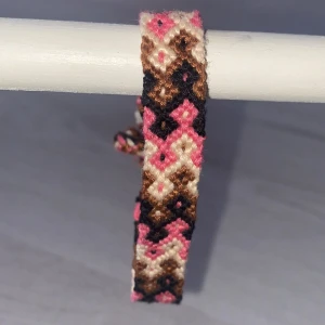 Kompis Armband - Ett fint handgjort armband i fina färger: Rosa, beige, brunt och svart! 😍 Finns endast 1 armband tillgängligt i denna färg MEN finns ett armband i samma mönster men annan färg! ❗️kontakta innan köp, Swisha privat för billigare pris (inget köpskydd)❗️
