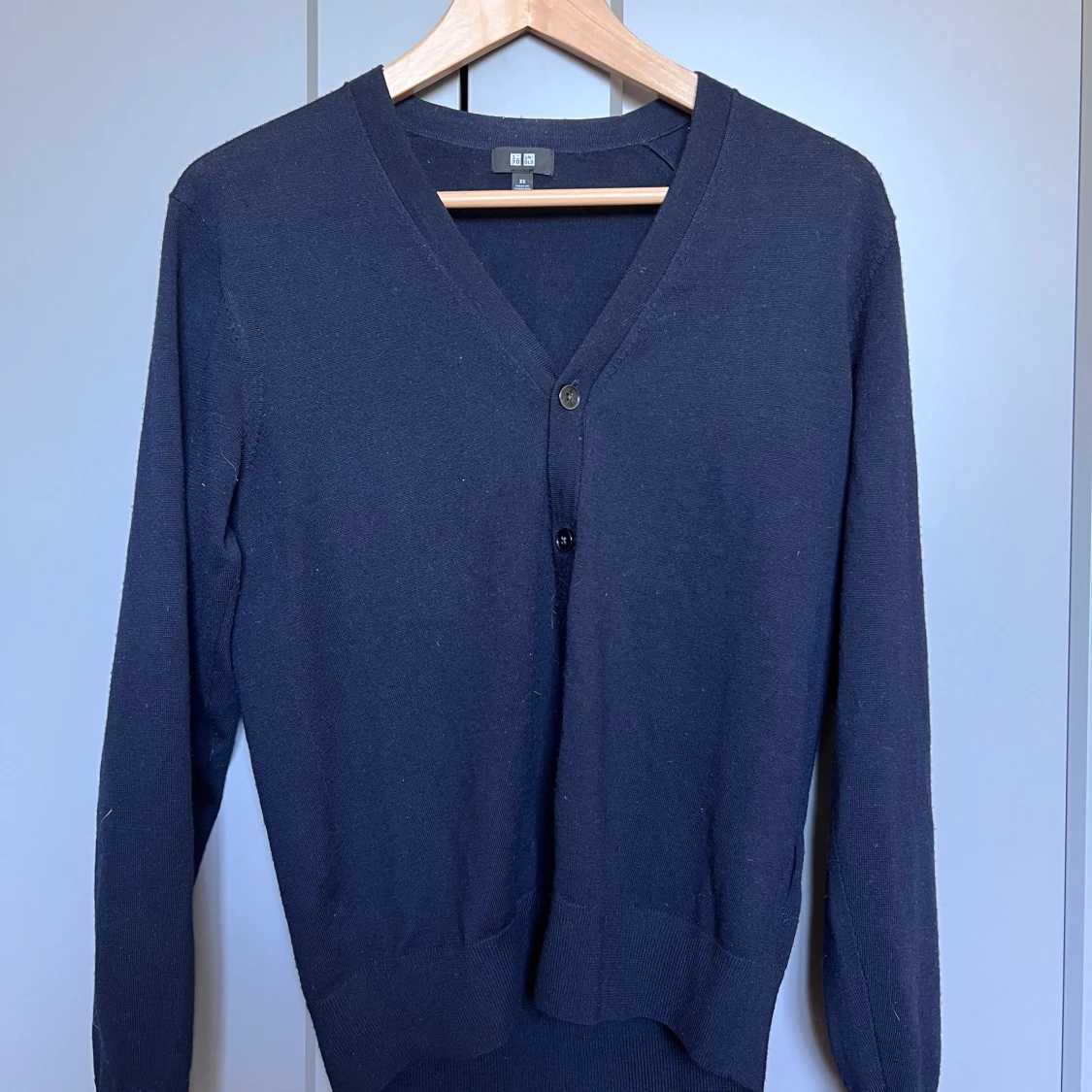 Mörkblå kofta från Uniqlo