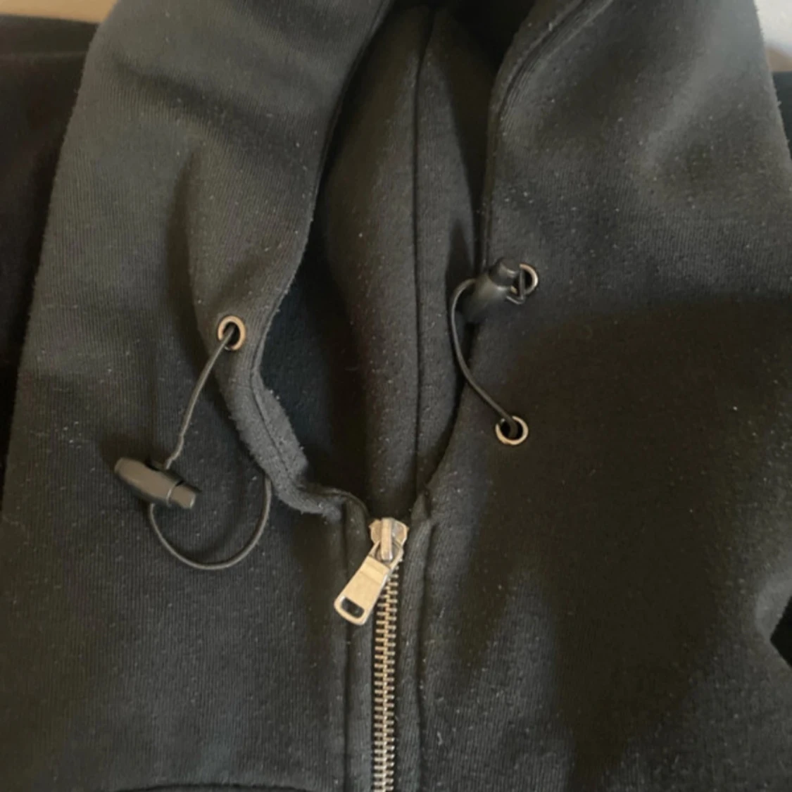 Svart hoodie med dragkedja från Equipe Sports - 2