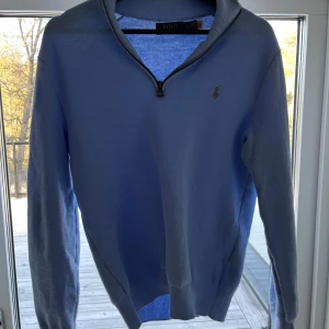 Ljusblå halvzip-tröja från Polo Ralph Lauren - Säljer en ljusblå tröja från Polo Ralph Lauren med halv dragkedja och klassisk broderad logga på bröstet. Säljer tröjan eftersom jag växt ut den och tyvärr inte kan använda längre, men tröjan är i extremt bra skick och såklart helt äkta.                        Hör gärna av dig vid frågor! Nypris 2200kr. Pris kan diskuteras! 