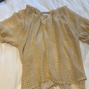 Gul blommig blus från part two - Söt blus perfekt för sommaren. Står storlek 40 men passar även i M. Pris kan diskuteras 