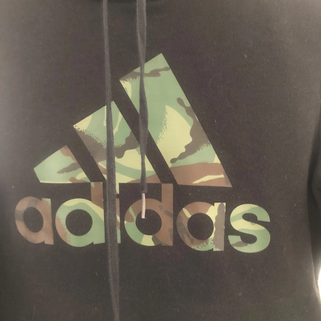 Svarta träningsbyxor från Adidas med kamouflagedetaljer - 2