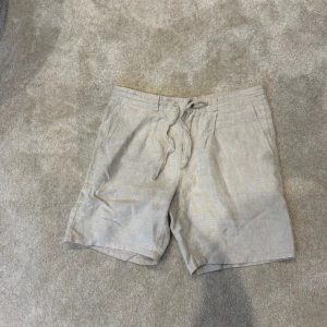 Bondelid linneshorts strl S/46 - Linneshorts ifrån Bondelid, storlek 46 (S). Endast använda 2 gånger.  Nypris 900kr mitt pris 199kr