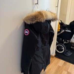 Svart parkajacka med päls från Canada Goose - Jättefin vinterjacka från Canada Goose! Använd i ca två månader så i väldigt bra skick.