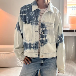 Jeansjacka!  - Så snygg och cool jacka med tryck på ryggen!