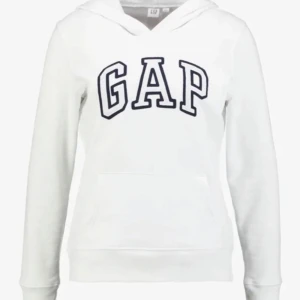 Vit hoodie från GAP - Jag säljer min gap hoodie som jag bara använt ett få antal gånger. Riktigt bra skick. Kom privat för bilder🫶🏻✨